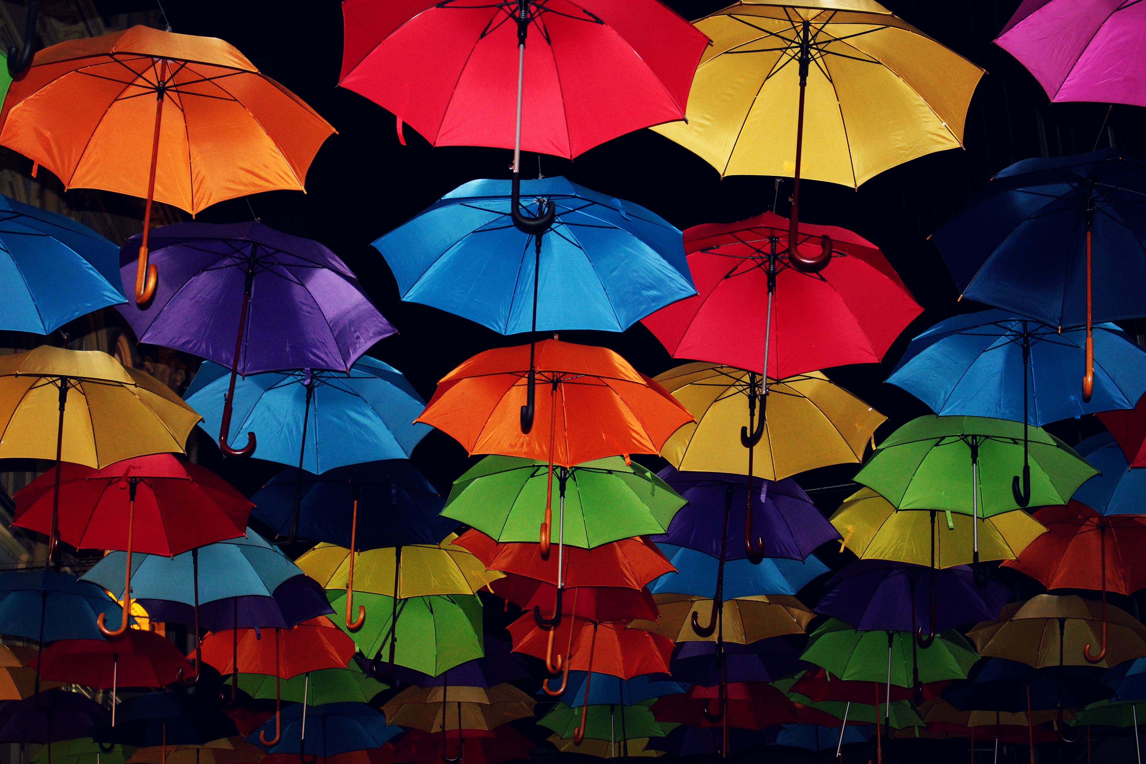 Обои зонтика. Зонтики. Зонтики яркие. Цветные зонтики. Разноцветный зонт.